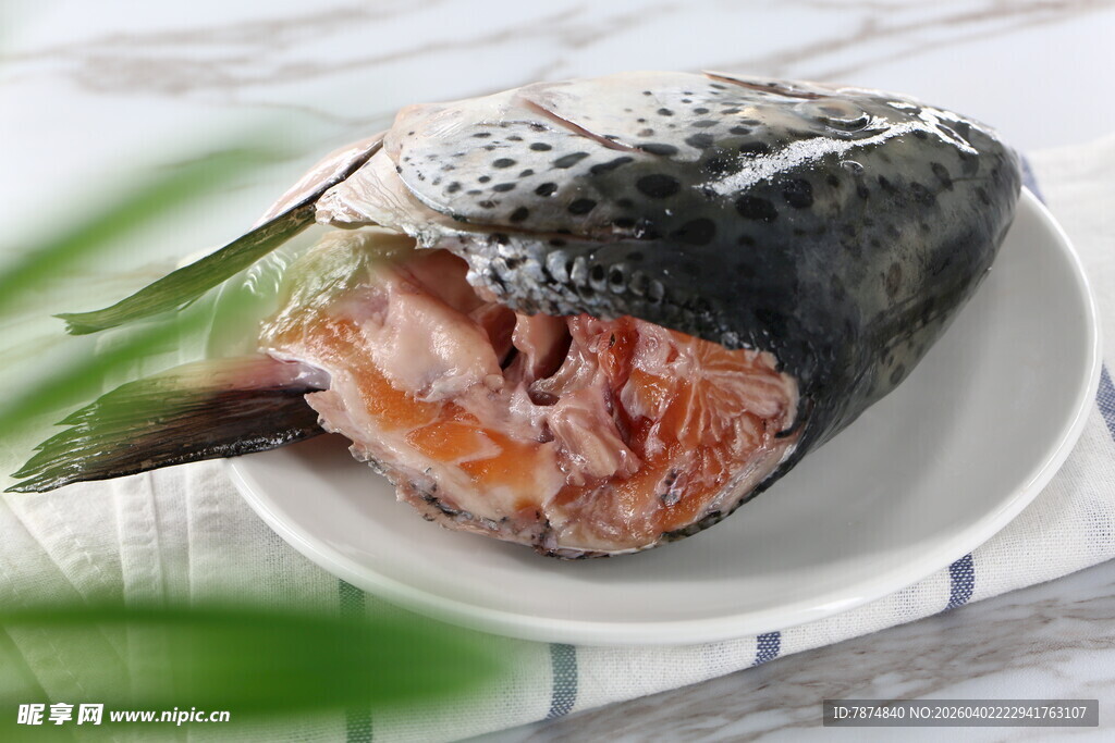 新鲜剖开的三文鱼
