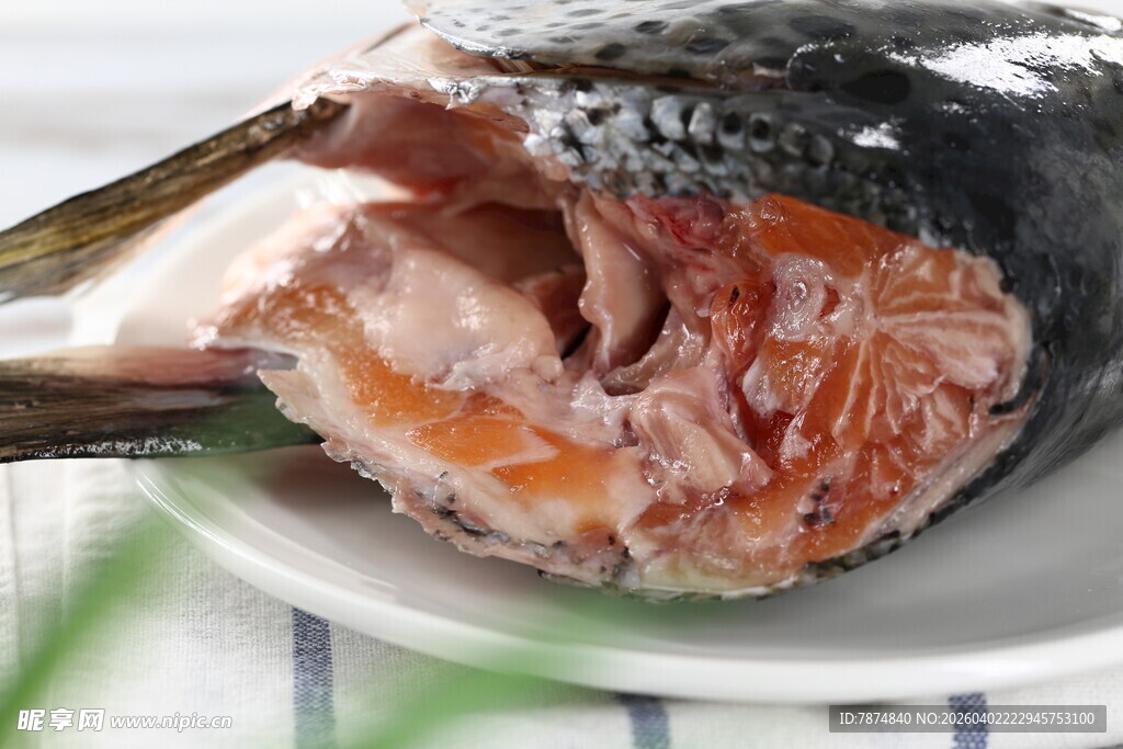 新鲜剖开的鱼肉特写