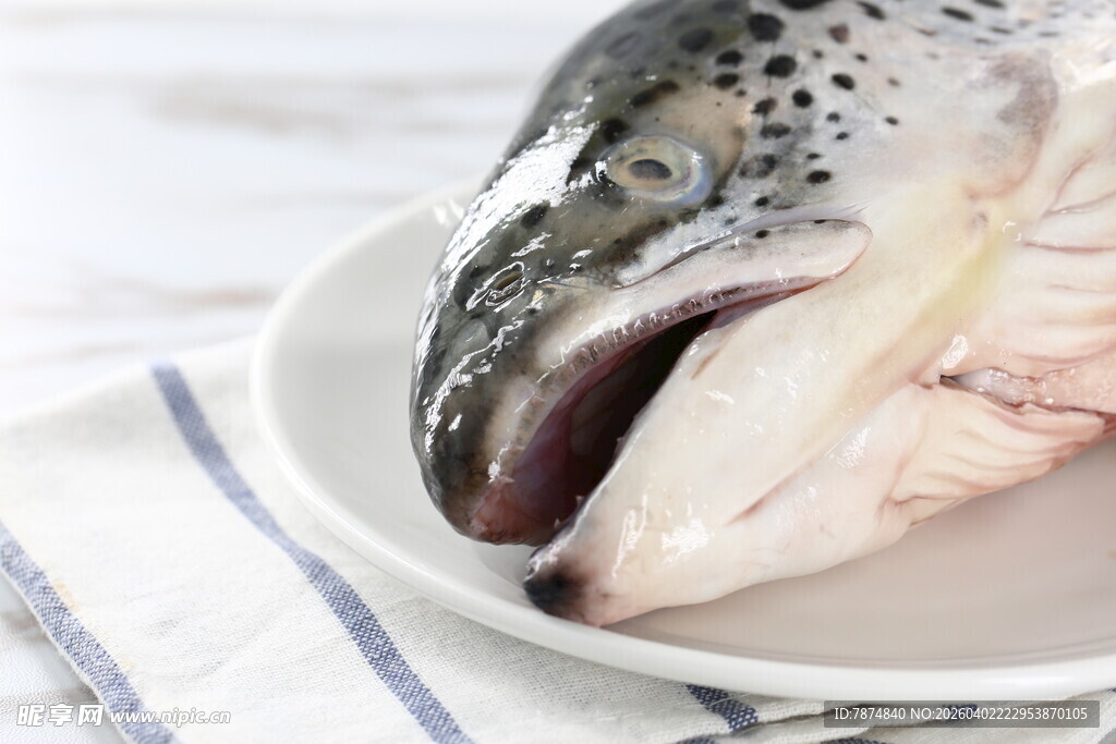 新鲜生鱼置于白色盘上
