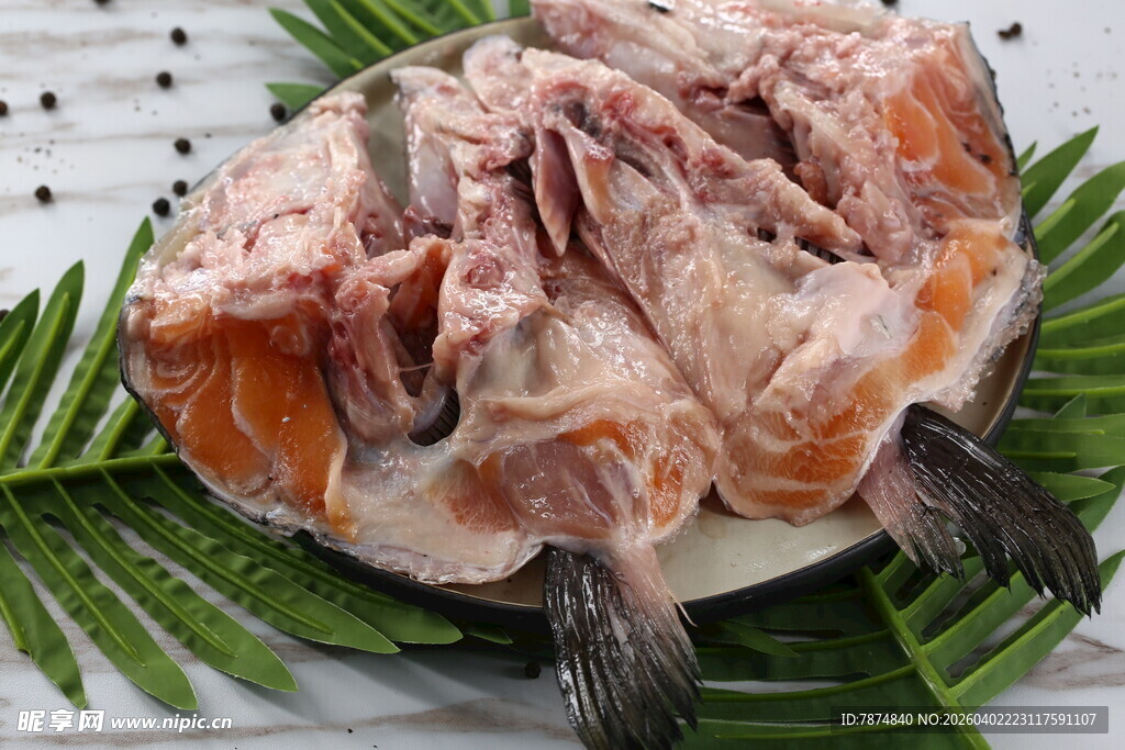 新鲜三文鱼鱼头拼盘