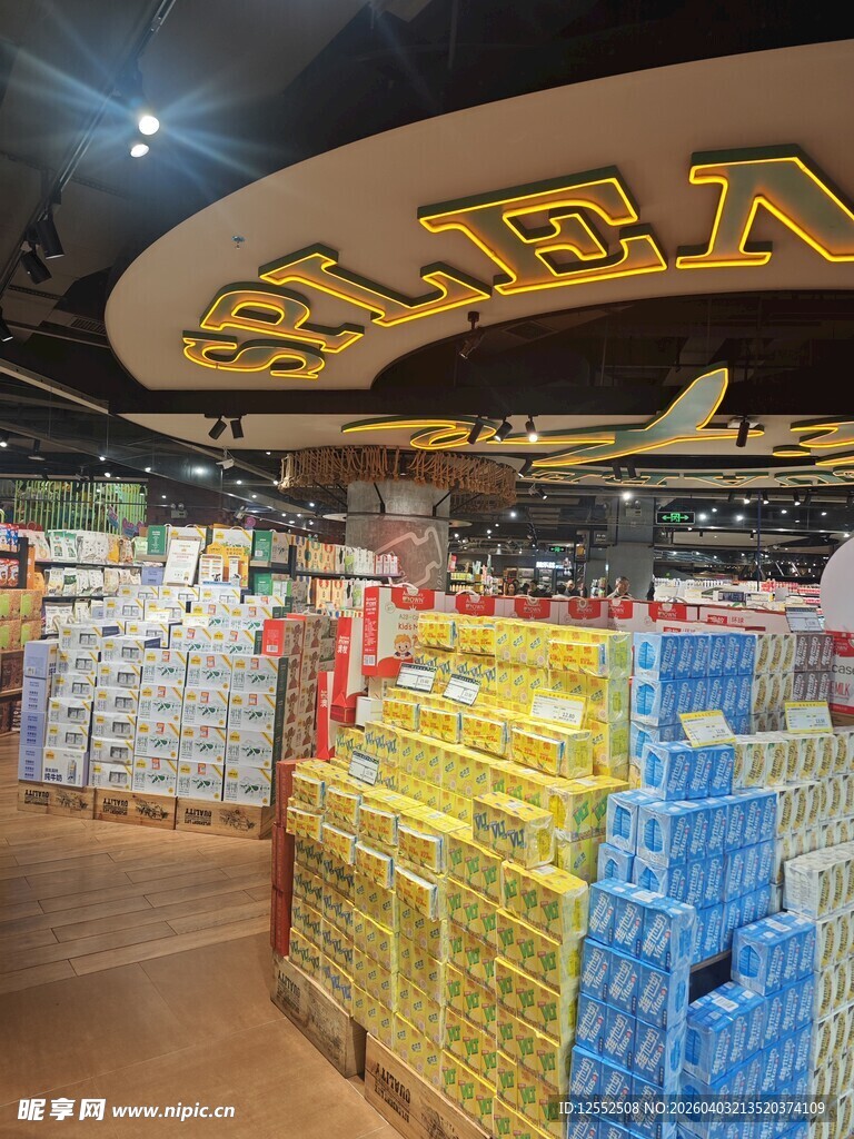 超市货架上的丰富商品