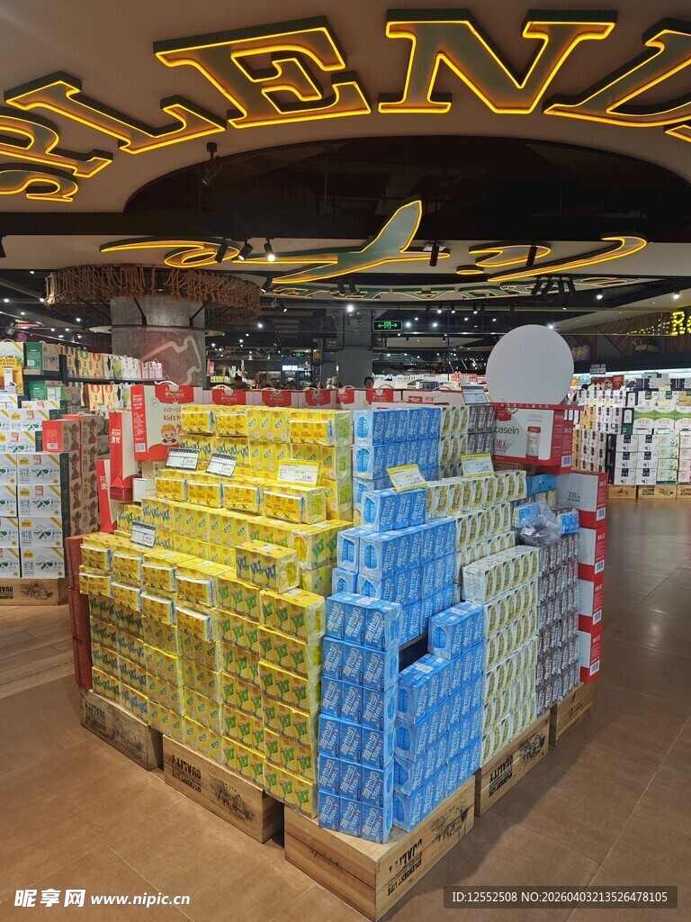 超市内货架上的多样商品