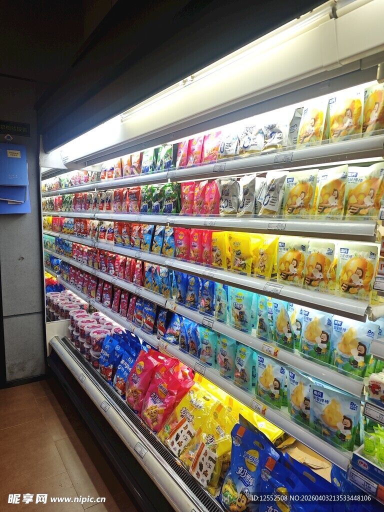 超市货架上琳琅满目的零食