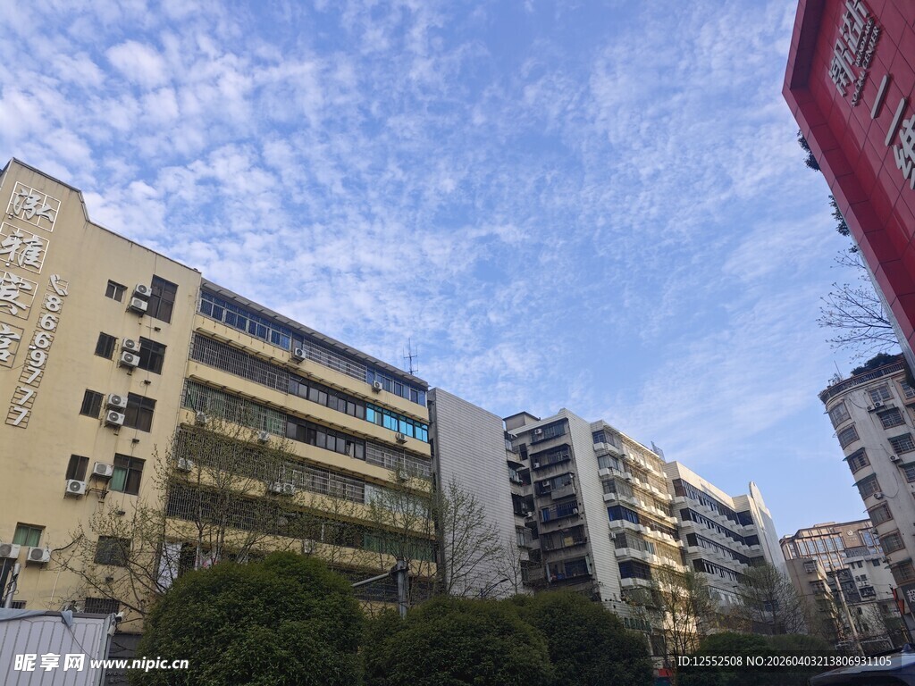 城市中的多层居民楼