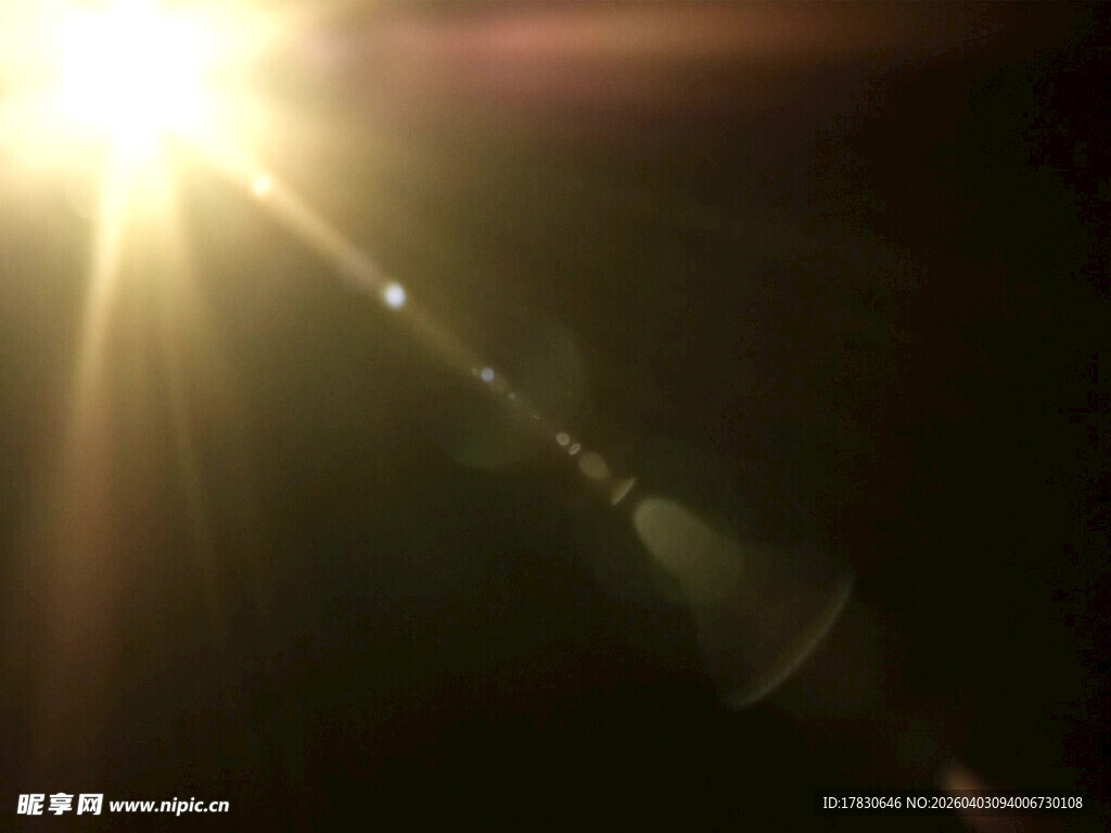 耀眼阳光光束效果画面