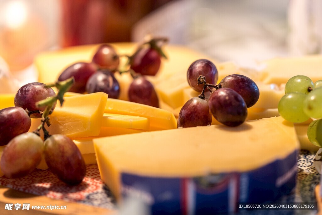 美味奶酪配新鲜葡萄