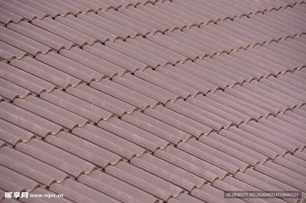 整齐排列的棕色瓦片