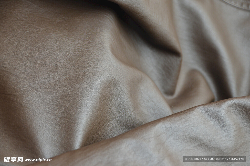 浅棕色褶皱皮革布料特写