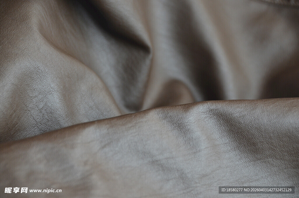 浅棕色褶皱皮革布料特写