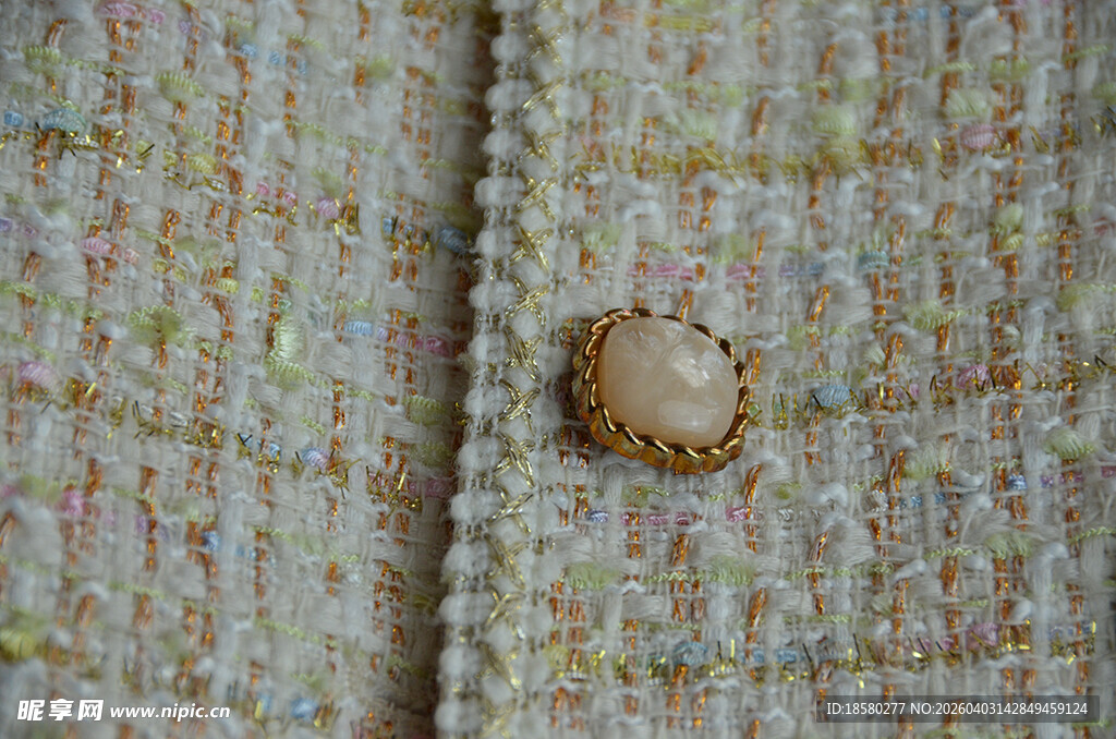 针织面料上的精致纽扣