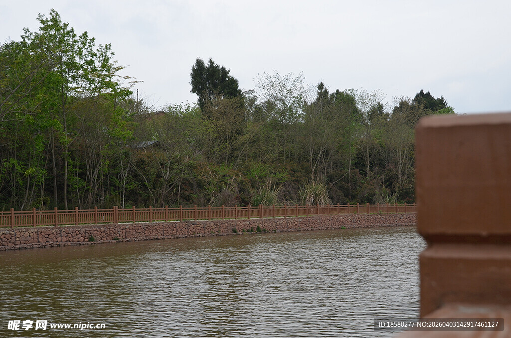 河畔风景