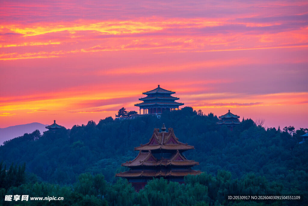 中国风晚霞故宫角楼和景山古建筑