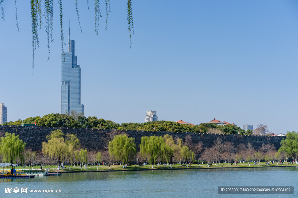 从玄武湖眺望南京紫峰大厦