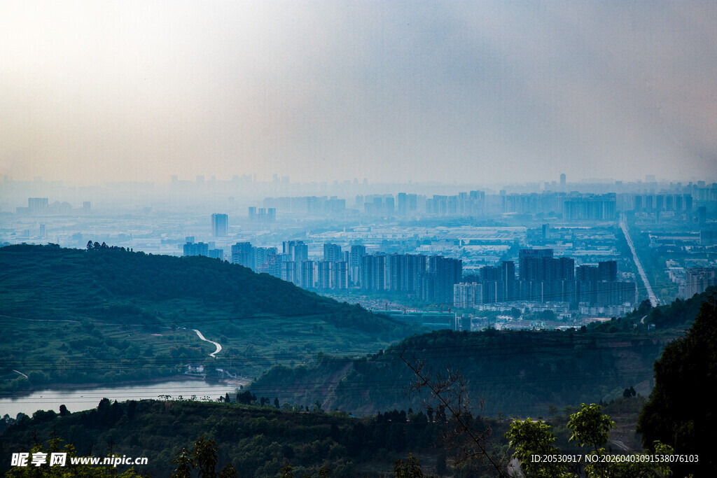 成都龙泉山俯瞰成都市