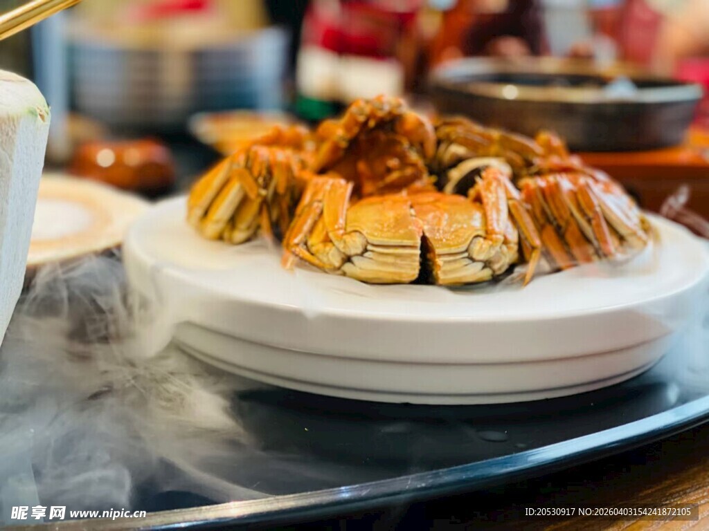 中式美食螃蟹餐桌烟雾场景