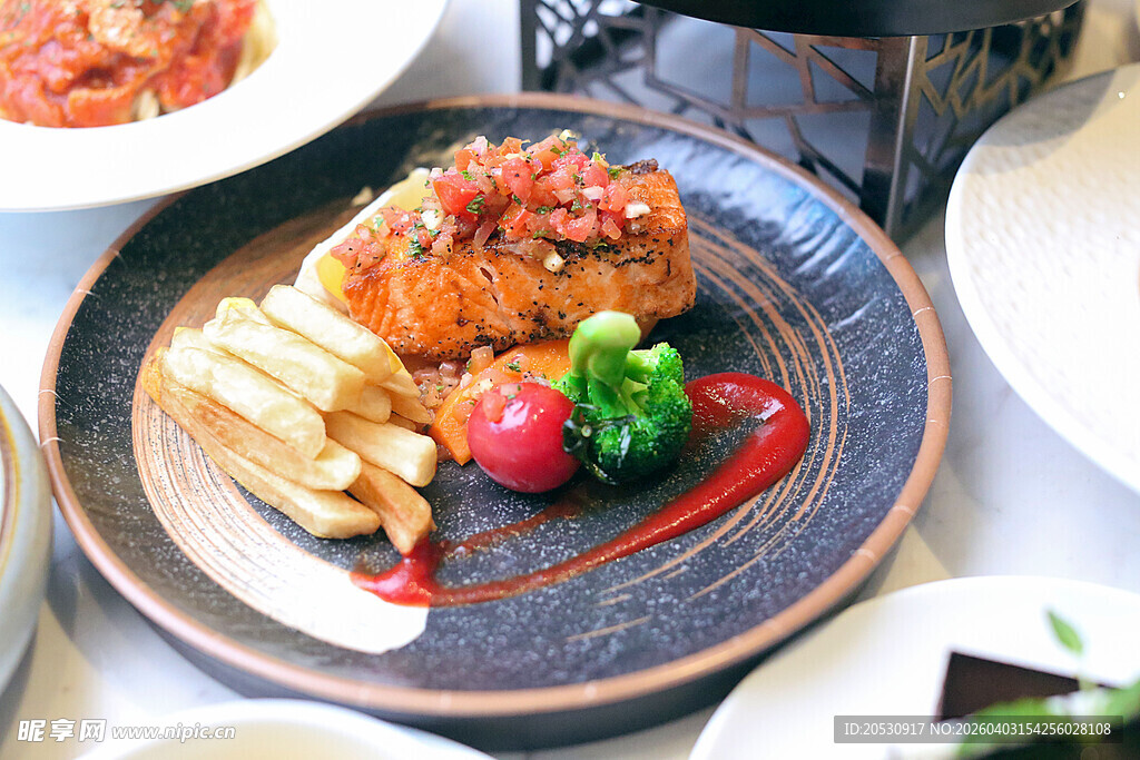 香煎三文鱼配薯条