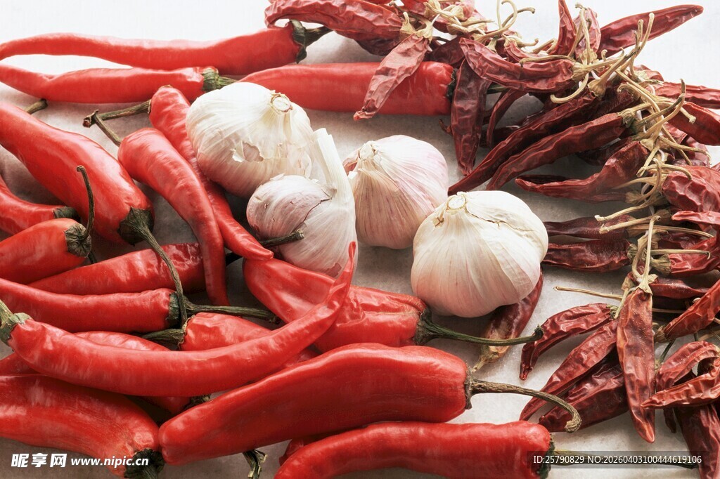 红辣椒与大蒜的新鲜组合