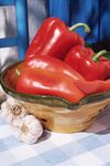 红甜椒与大蒜置于碗中