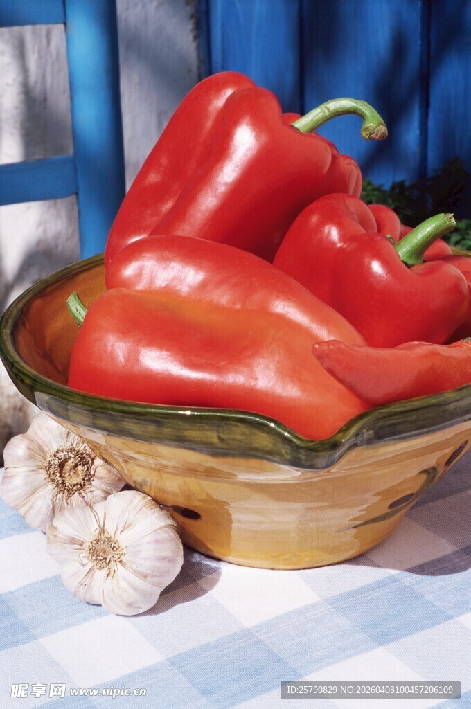 红甜椒与大蒜置于碗中