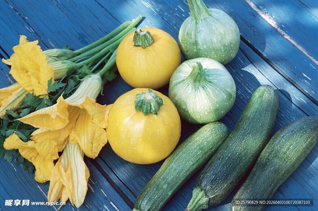 新鲜多彩的时令蔬菜组合