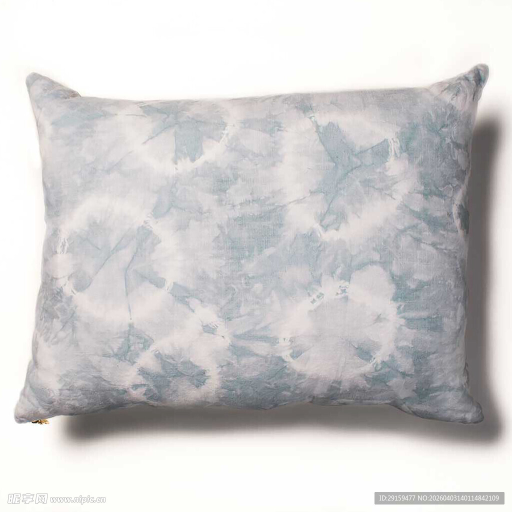 蓝白花纹抱枕