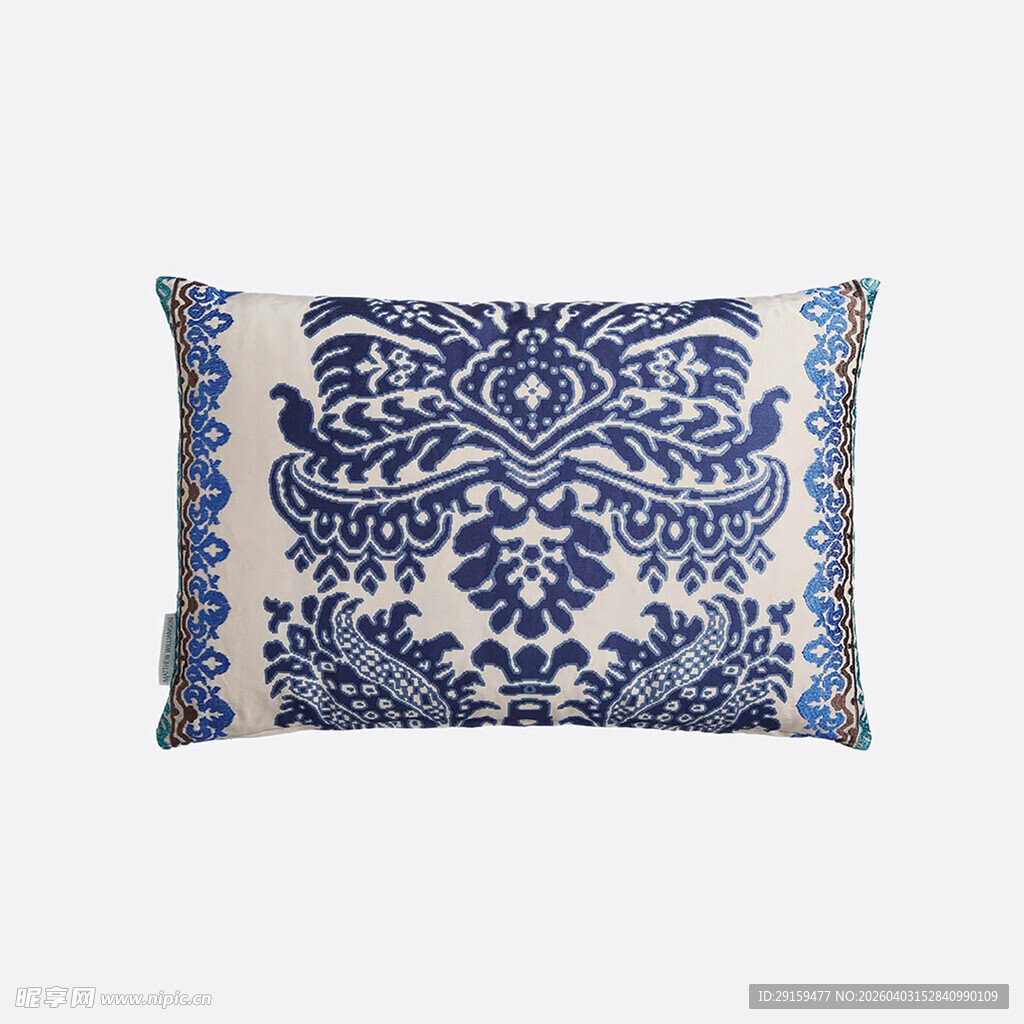 蓝白花纹抱枕