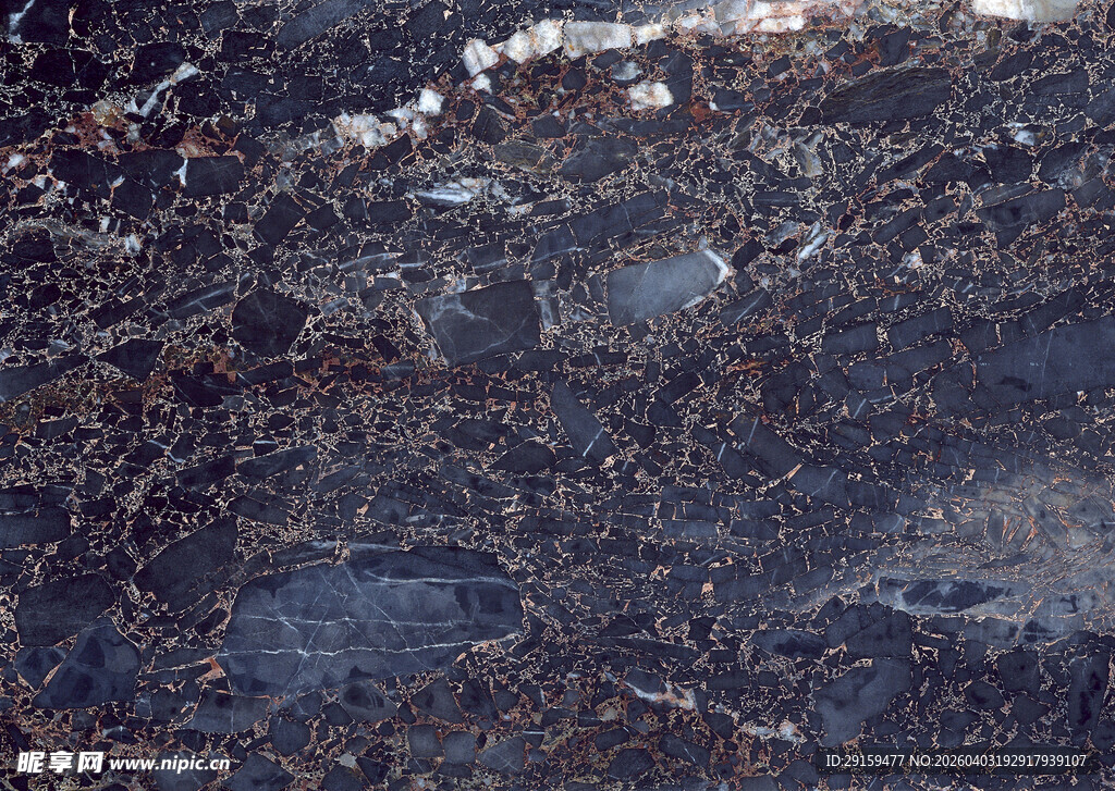 深色碎石路面纹理特写