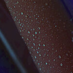 棕色表面上的晶莹水滴