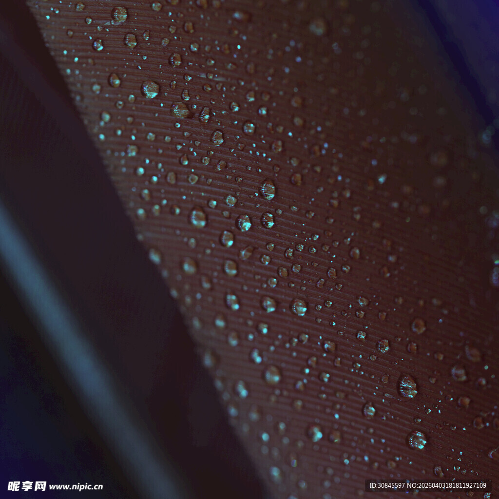 棕色表面上的晶莹水滴