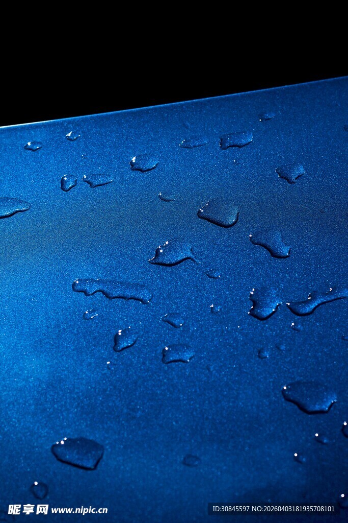 蓝色表面上的晶莹水滴