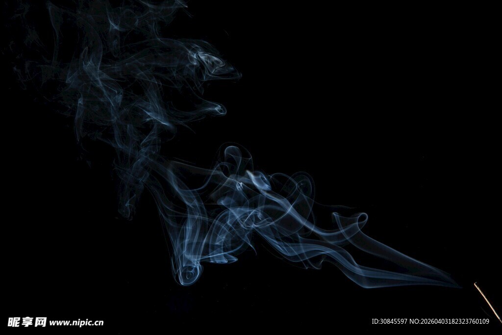 黑色背景下的蓝色烟雾轨迹