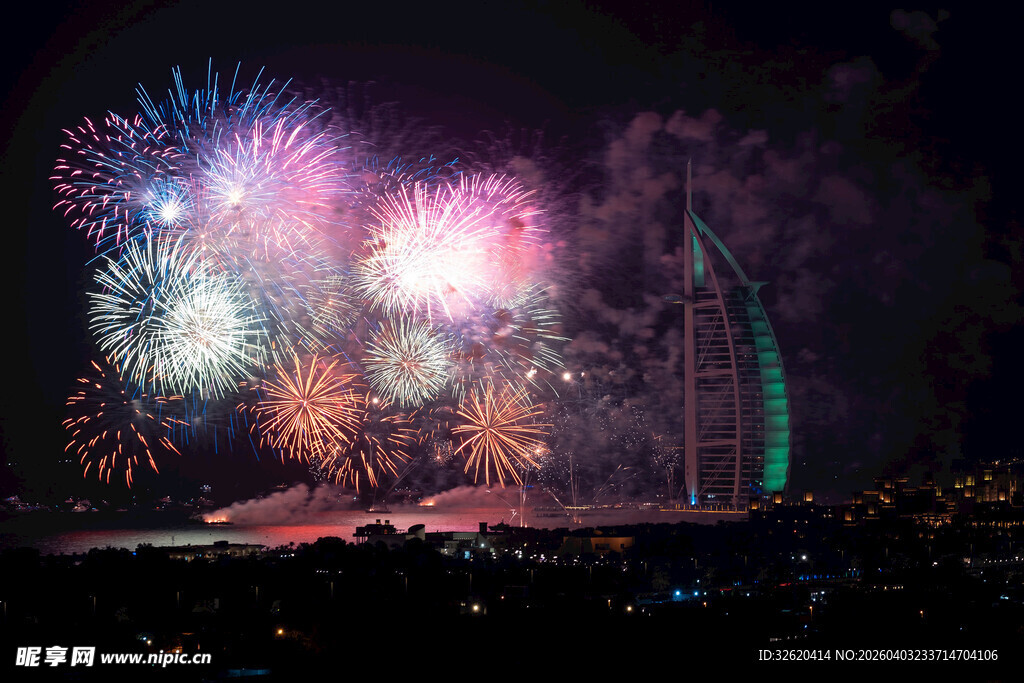 夜空绚丽烟花绽放