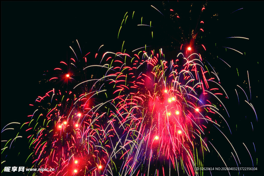 绚丽烟花绽放夜空