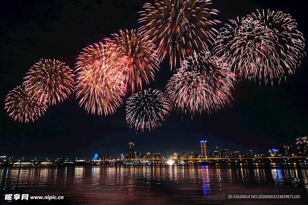 夜空中绚烂绽放的美丽烟花