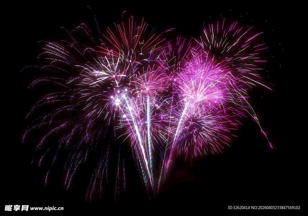 浪漫心形烟花绽放夜空