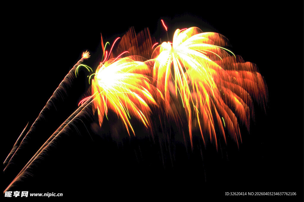 夜空中绚烂的金色烟花