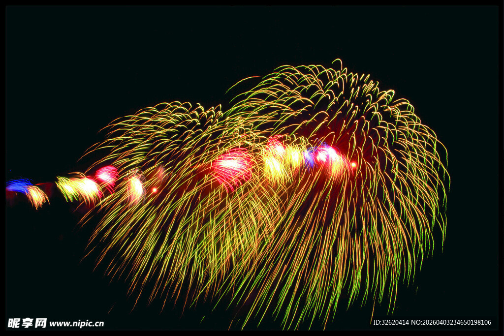 夜空中绚烂绽放的烟花