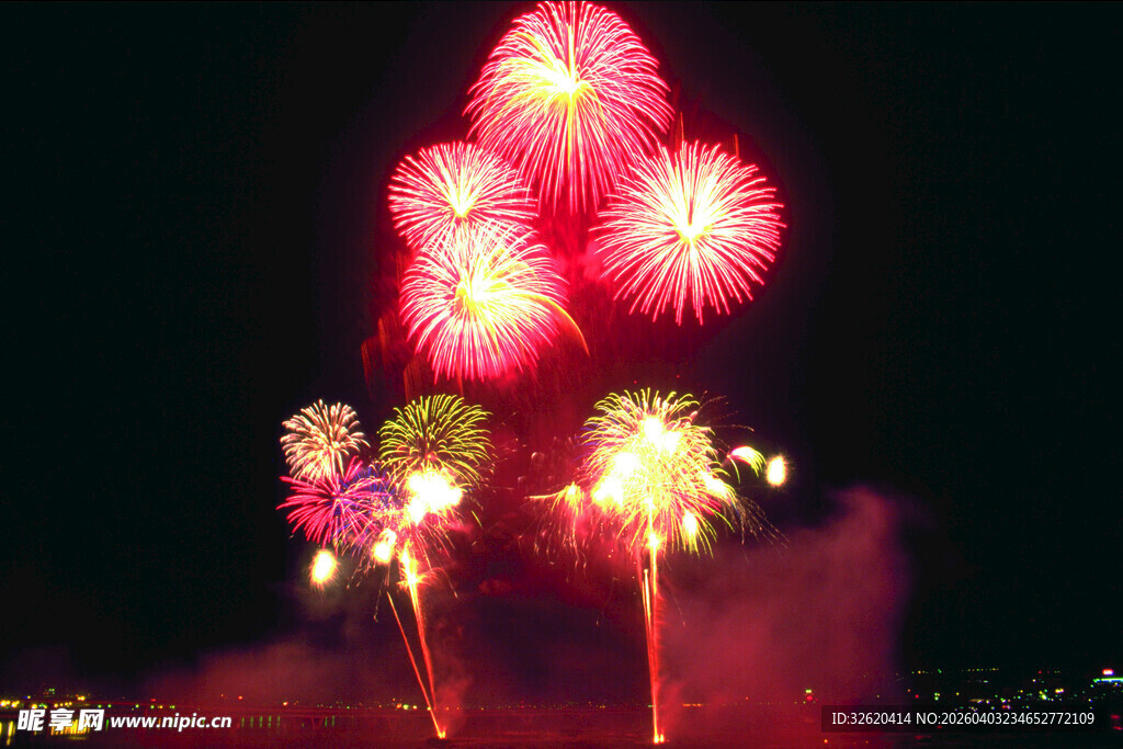 夜空中绚烂的烟花绽放