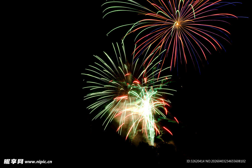夜空中绚烂的烟花绽放