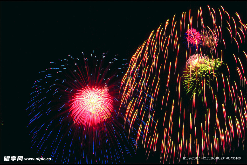 夜空中绚烂的多彩烟花