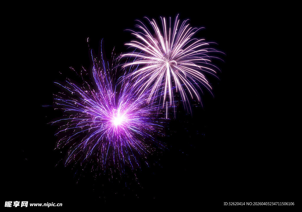 夜空中绚烂的紫色烟花