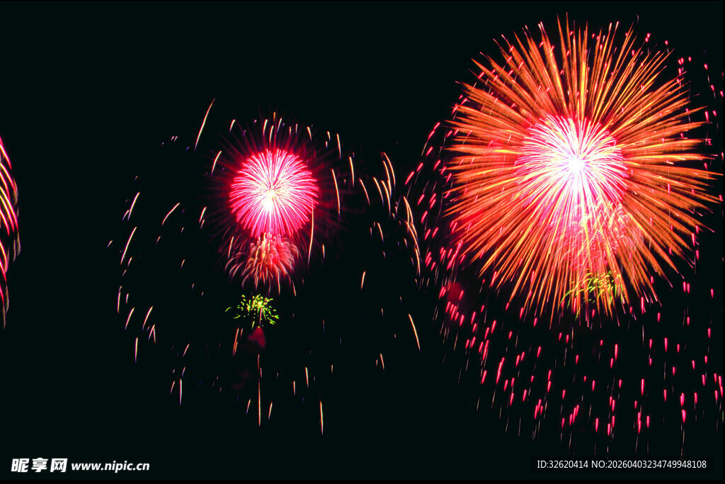 夜空中绚烂的烟花绽放