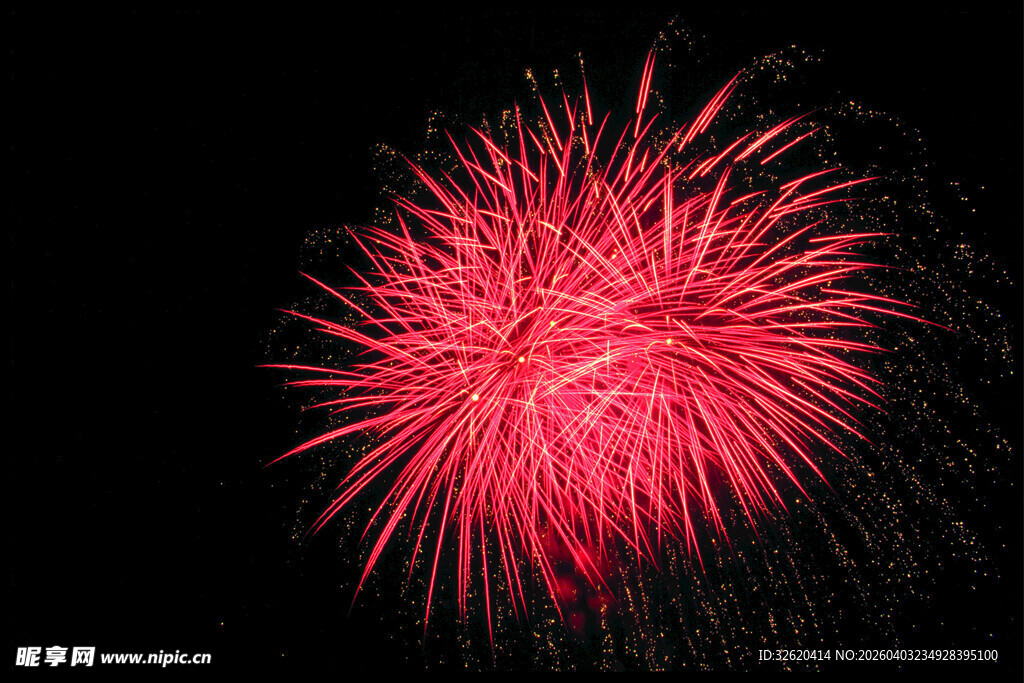 红色绚烂烟花绽放夜空