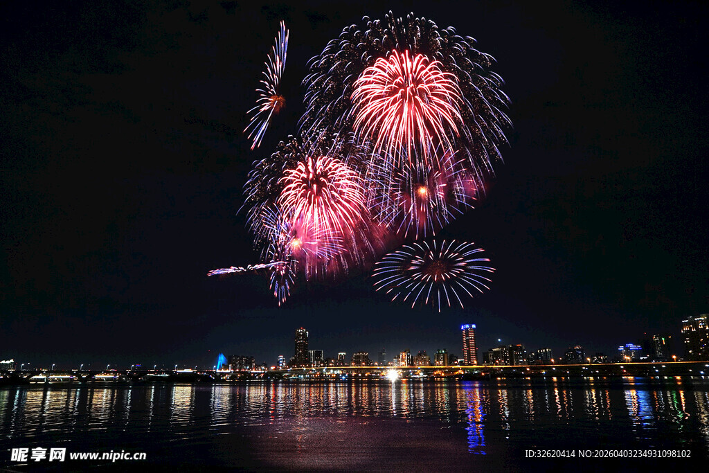 夜空中绚烂的城市烟花秀