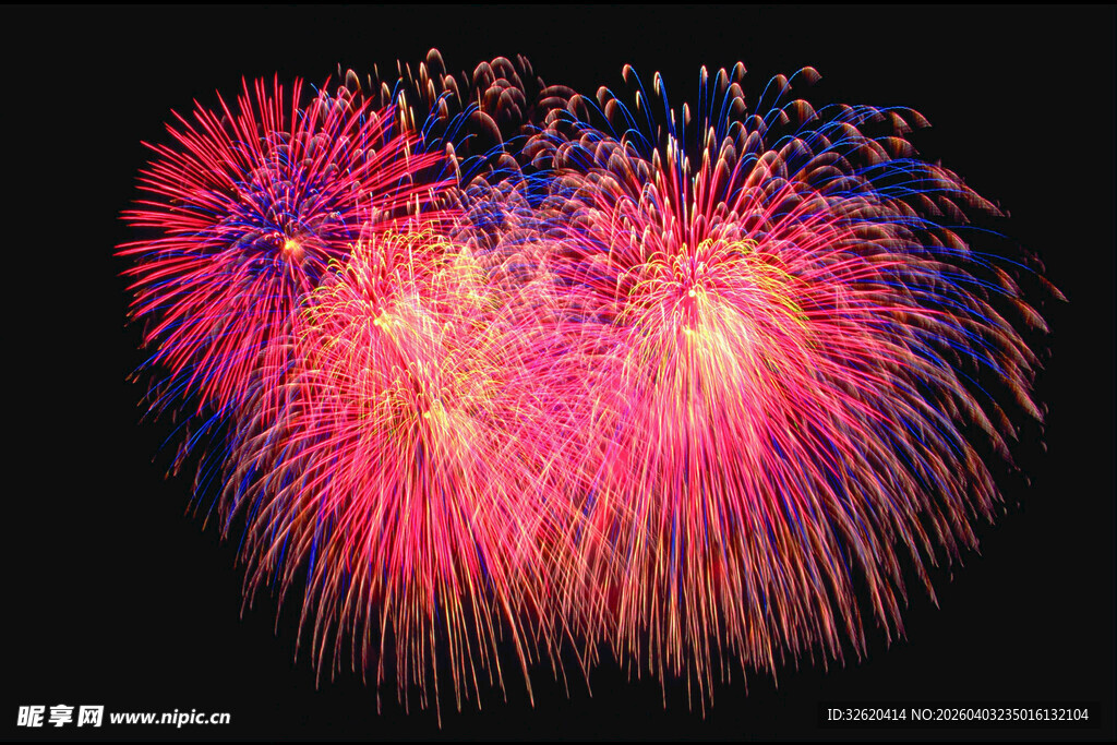 心形烟花绽放夜空