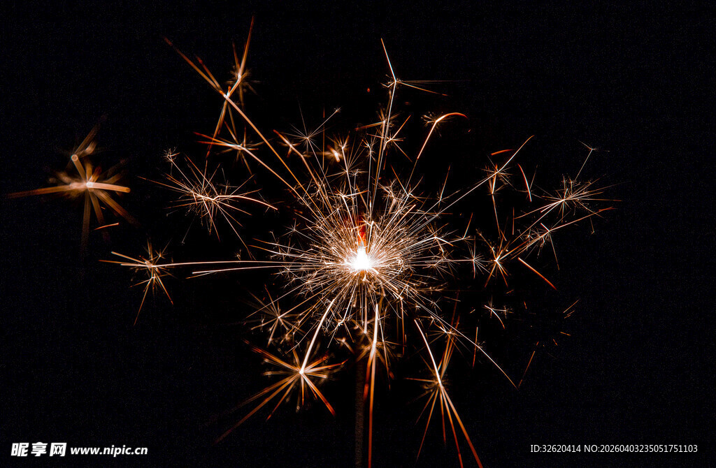夜空中的闪耀烟花
