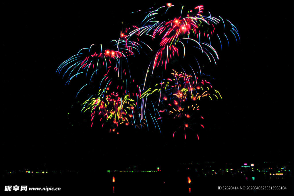 夜空中绚烂绽放的烟花