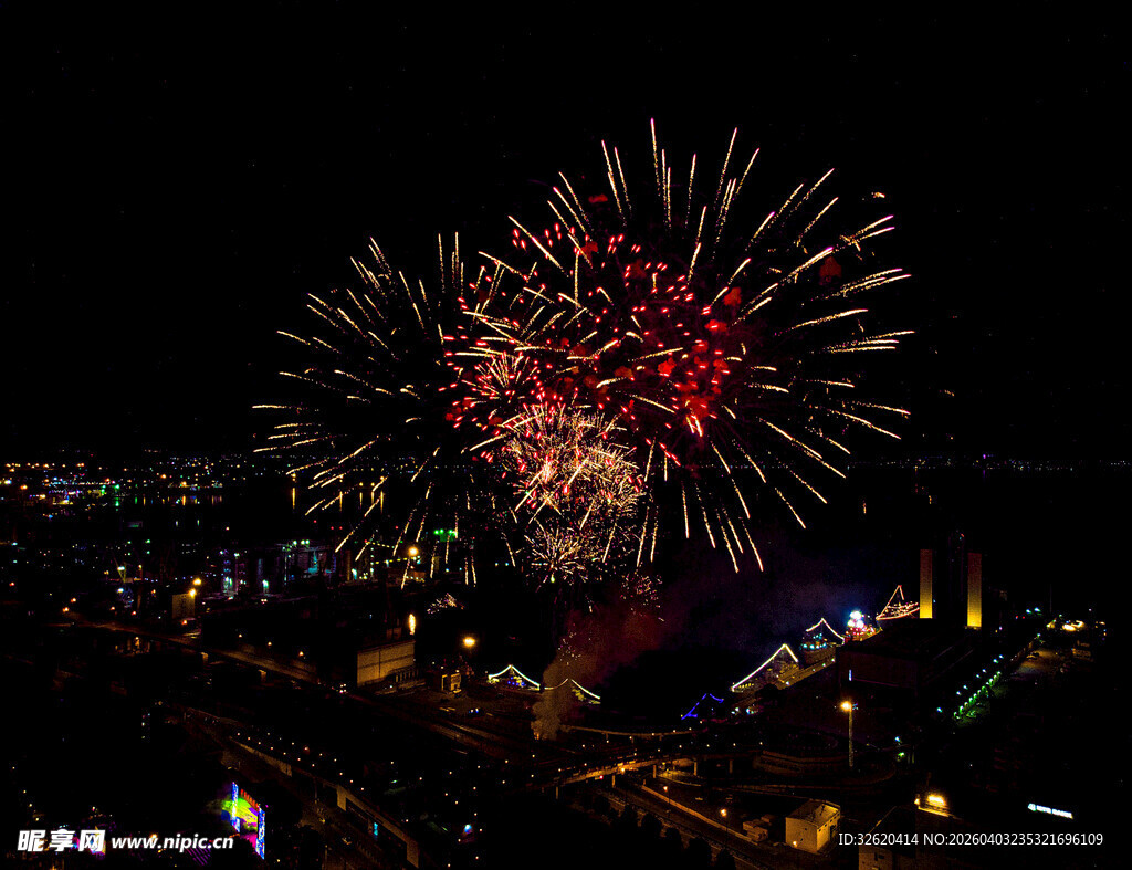 夜空中绚烂的烟花绽放
