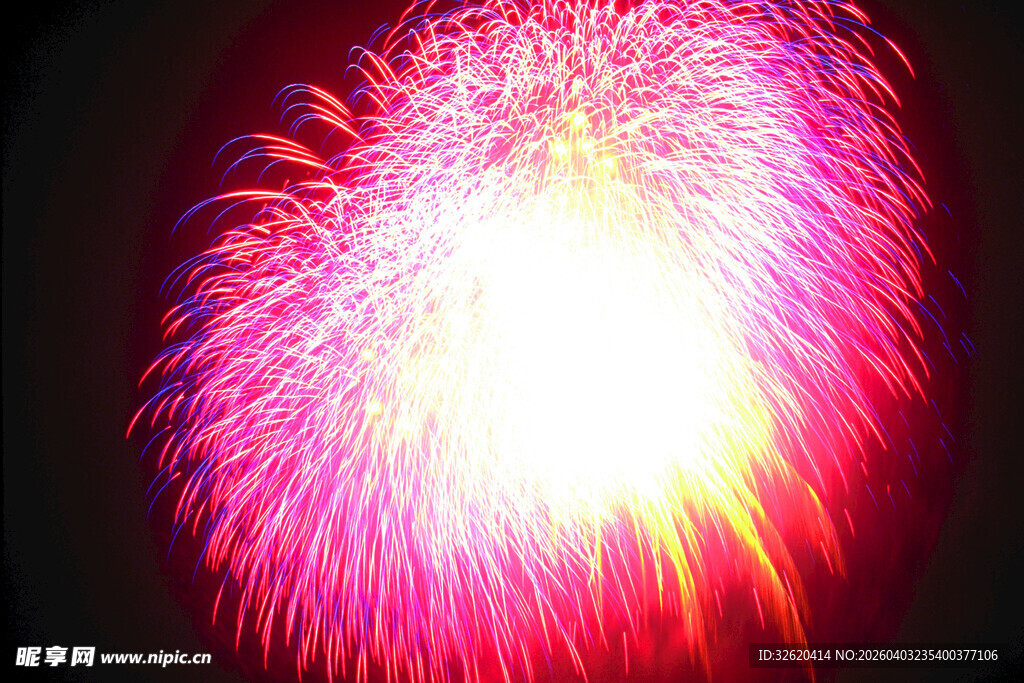 绚丽绽放的多彩烟花