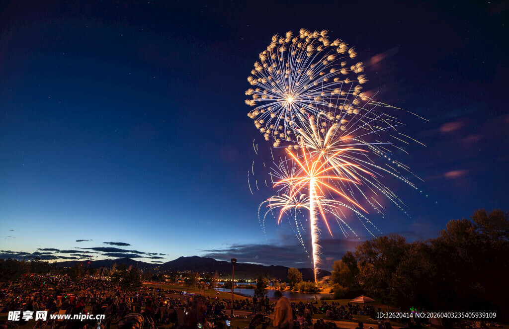 夜空绽放绚烂烟花